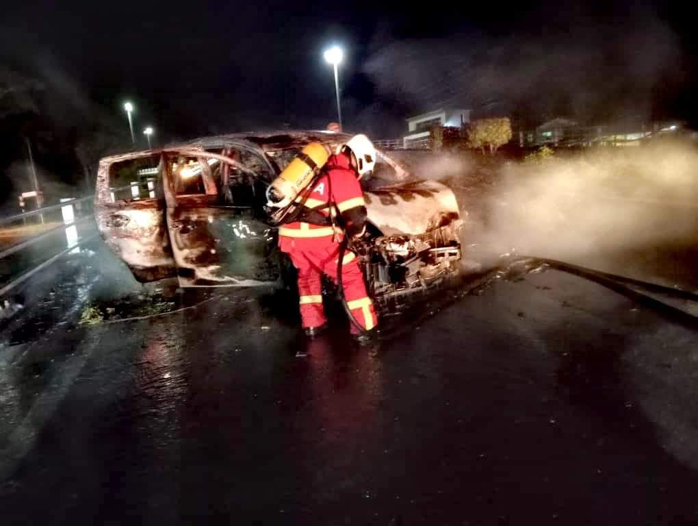 Kenderaan terbakar di jejambat Miri-Pujut, 6 mangsa sempat selamatkan diri