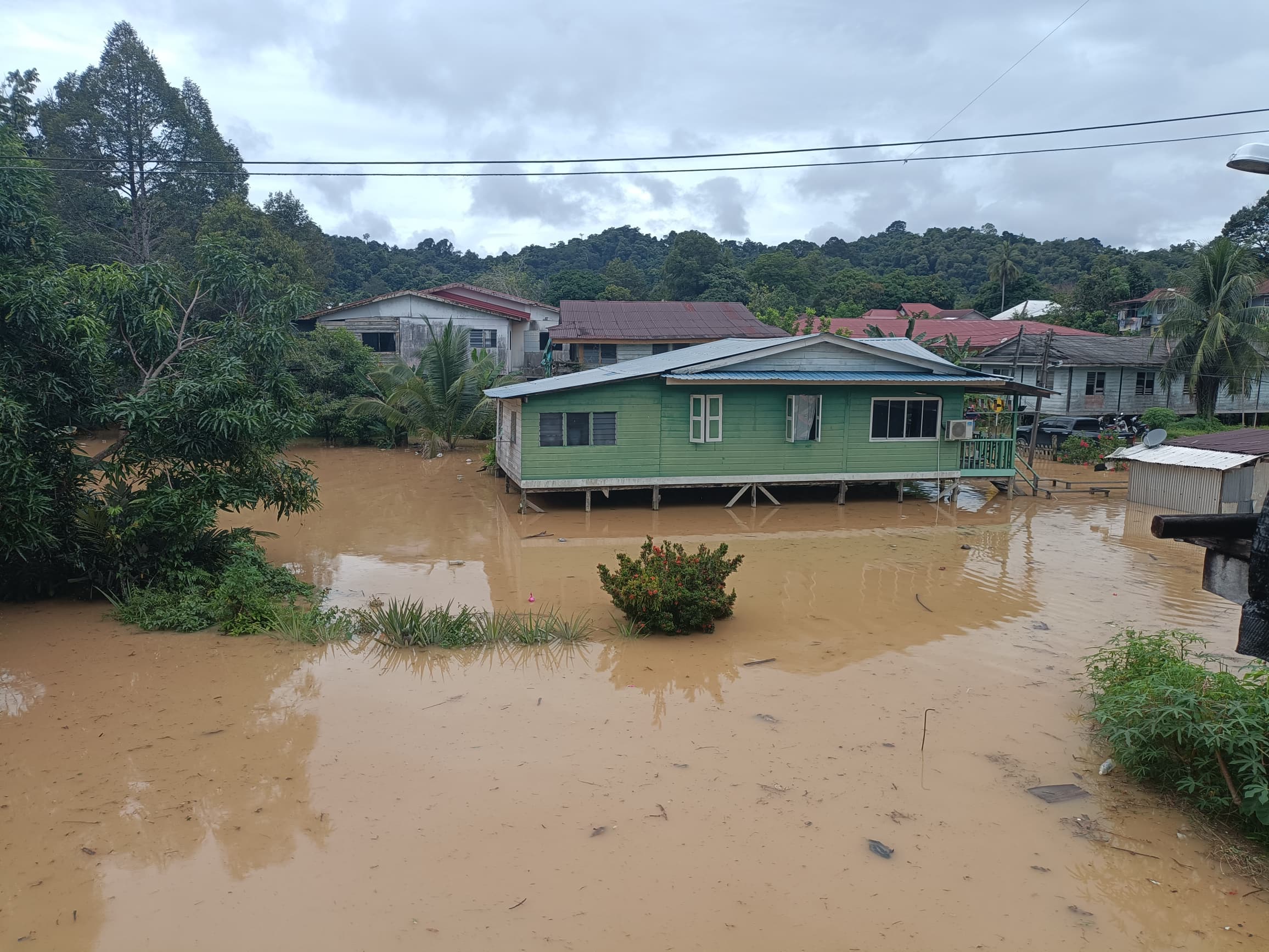 Kapit dilanda banjir kilat, beberapa kediaman ditenggelami air