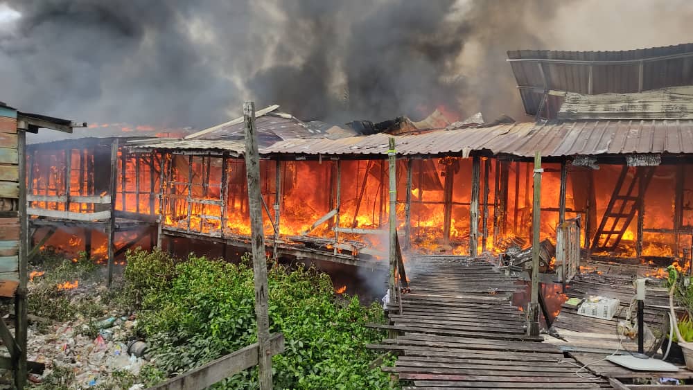 Rumah sewa musnah akibat kebakaran di Kampung Tabuan Cemerlang