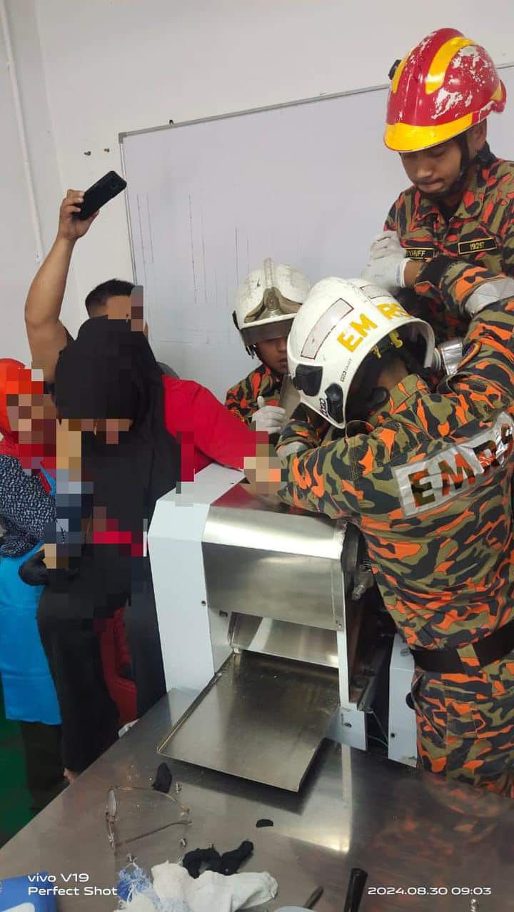 Wanita cedera tangan tersepit mesin penggelek tepung