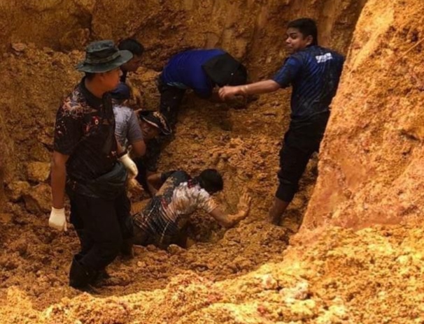 Polis tertimbus tanah ketika musnahkan bom stabil