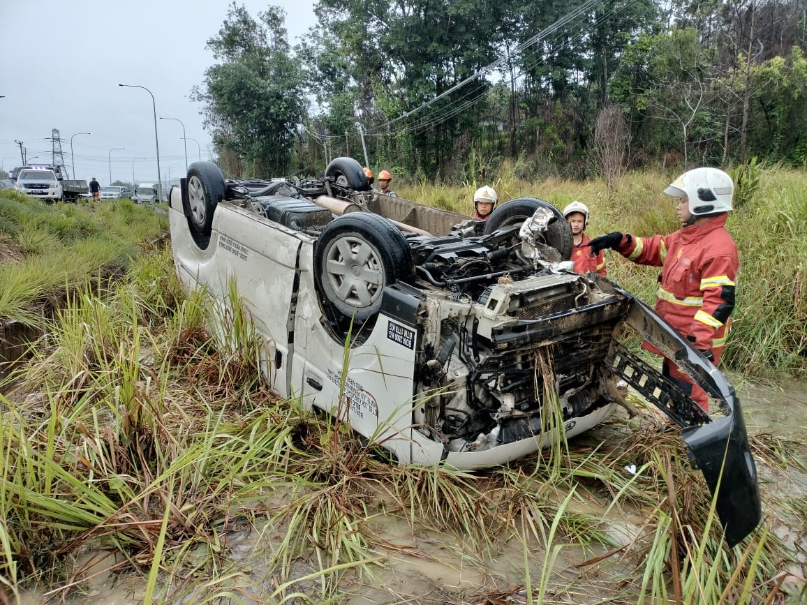 Lelaki maut tersepit, van dipandu terbalik