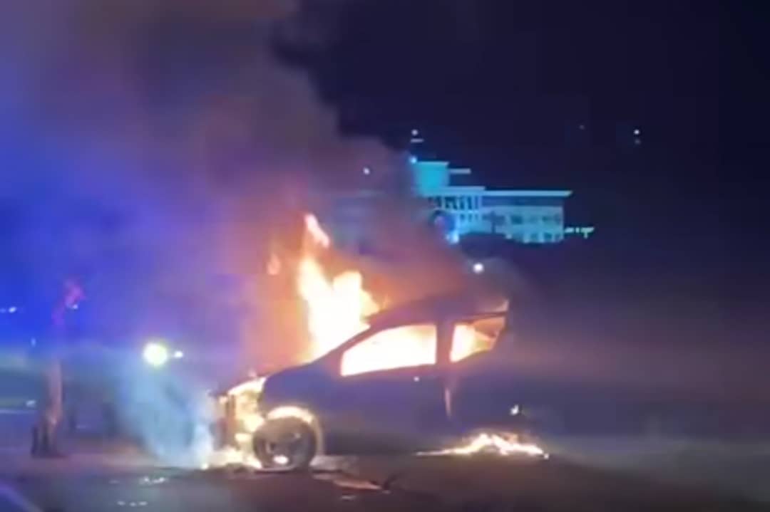 Dua rentung kenderaan dinaiki terbakar dalam kemalangan