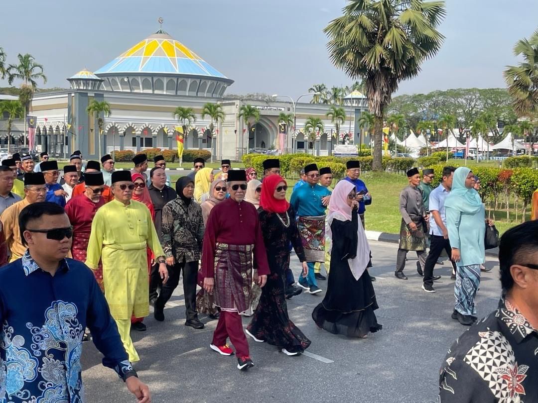 TYT, Premier Sarawak turut serta perarakan Maulidur Rasul di Mukah