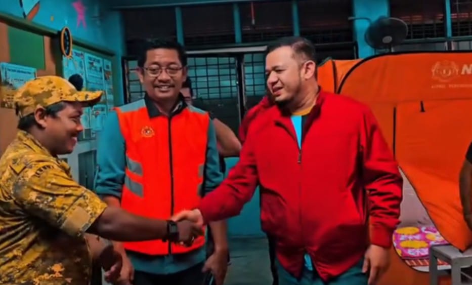 UMNO Kangar salur sumbangan kepada mangsa banjir