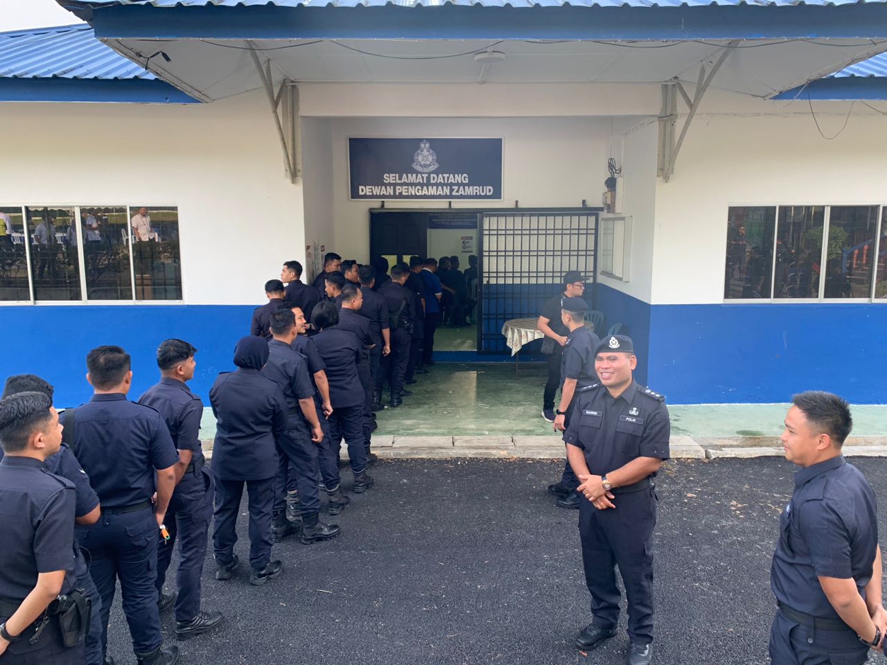 Pengundi awal mula mengundi hari ini