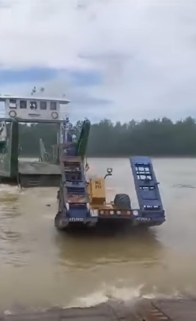 Lori terjatuh ke sungai akibat terlebih muatan