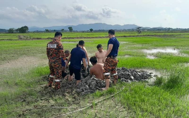 Lelaki terperangkap dalam lumpur selamat