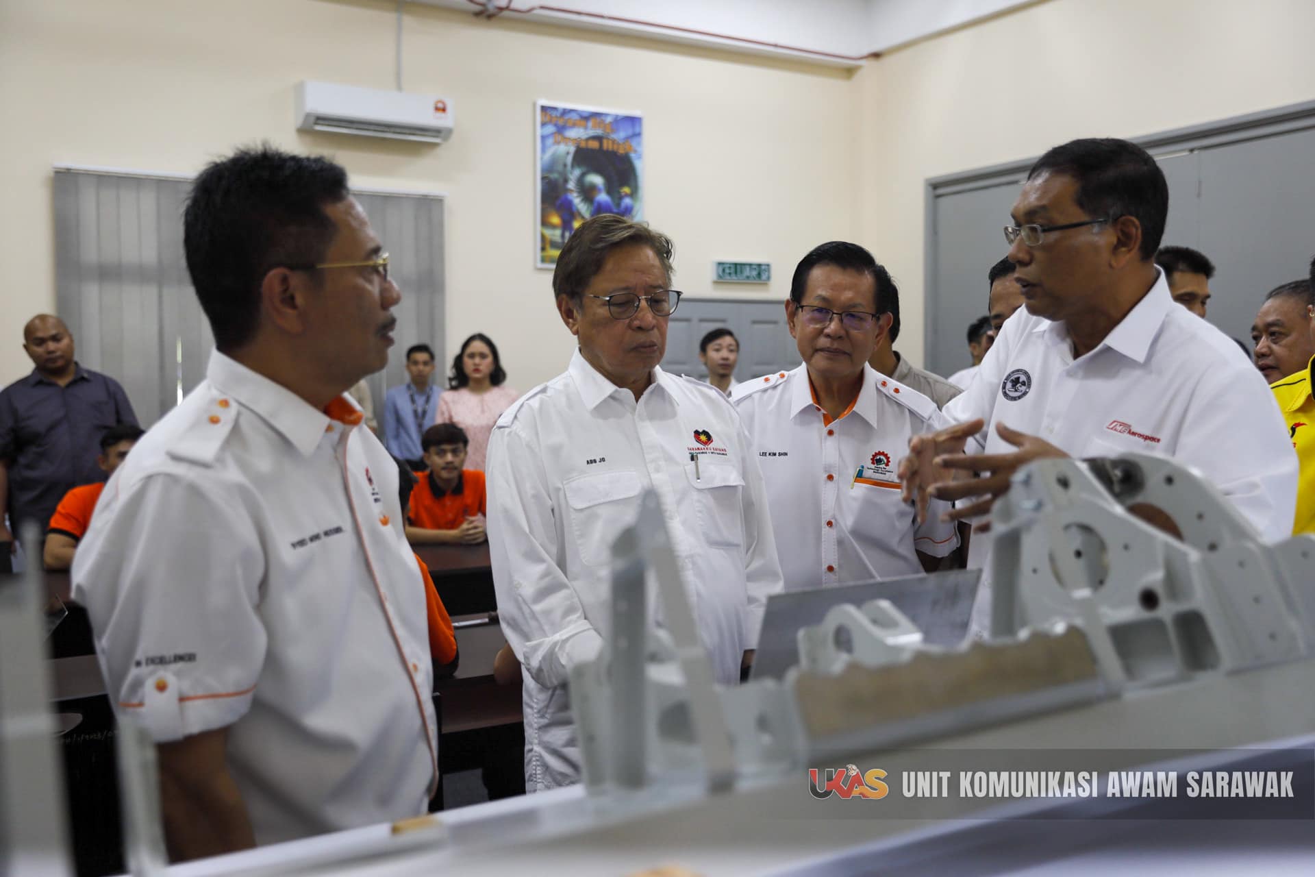 Sarawak mahu tenaga guru anak tempatan diutamakan – Abang Johari