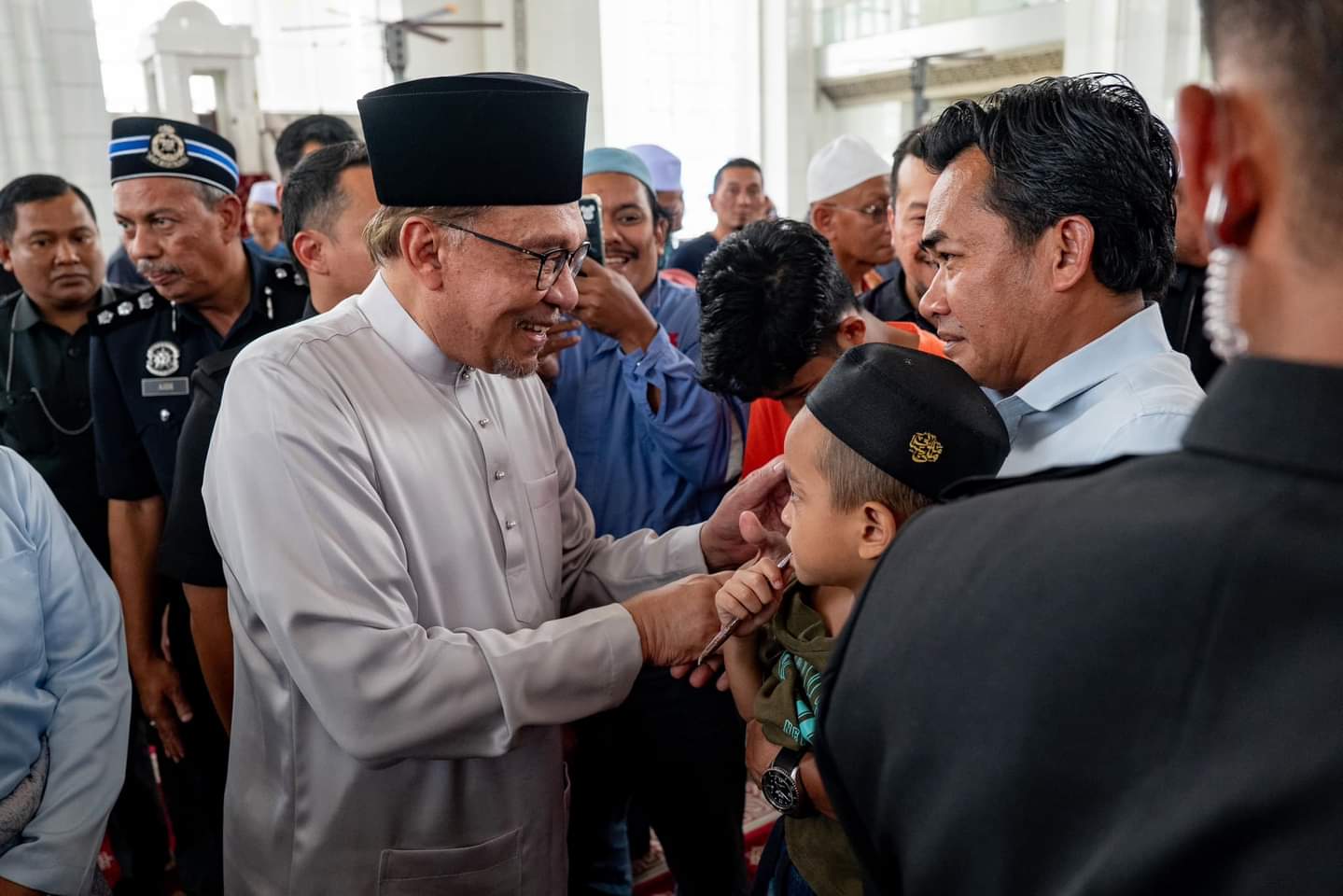 Anwar solat Jumaat di Putrajaya sebelum ke Parlimen