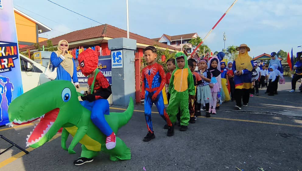 ‘Fun walk’ berkostum meriahkan sambutan HSN 2024 peringkat sekolah
