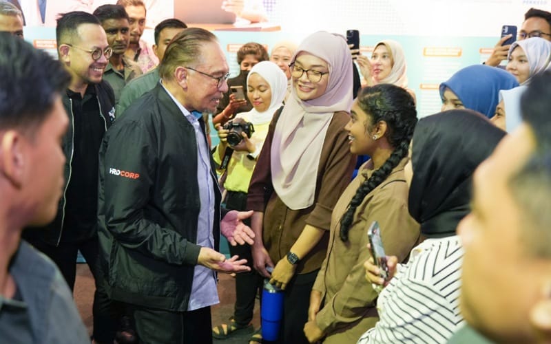anwar ibrahim pmx chatting with students