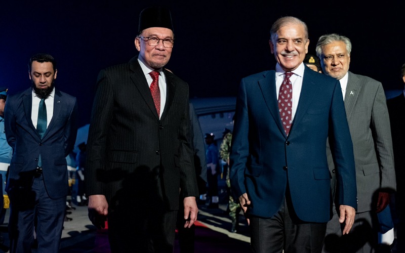 Anwar tiba di Pakistan untuk lawatan rasmi