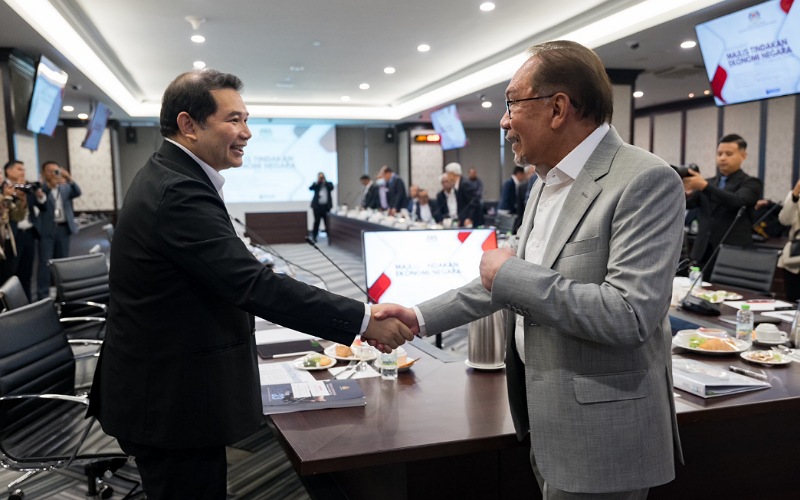 anwar rafizi shake hand