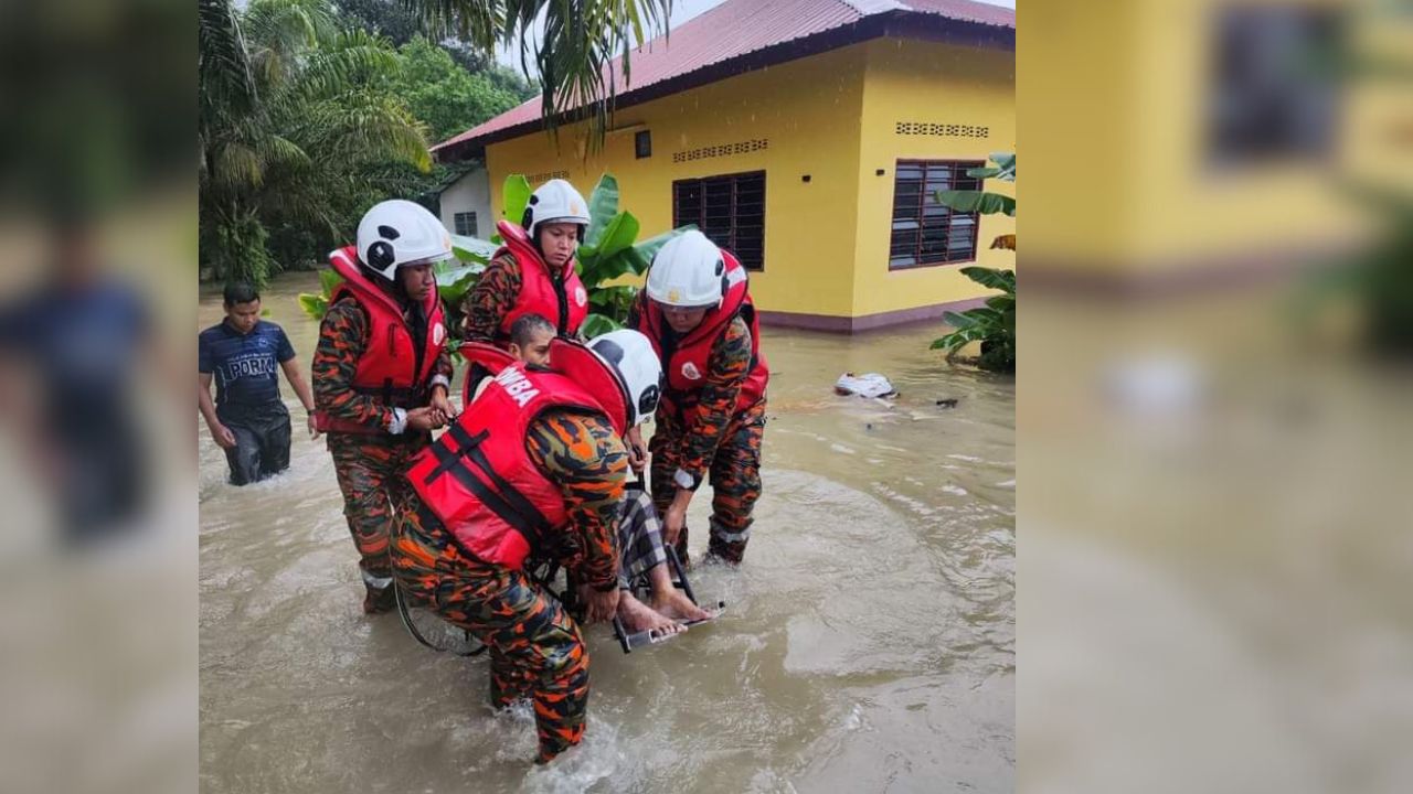 Pasangan warga emas OKU diselamatkan selepas rumah dilanda banjir kilat