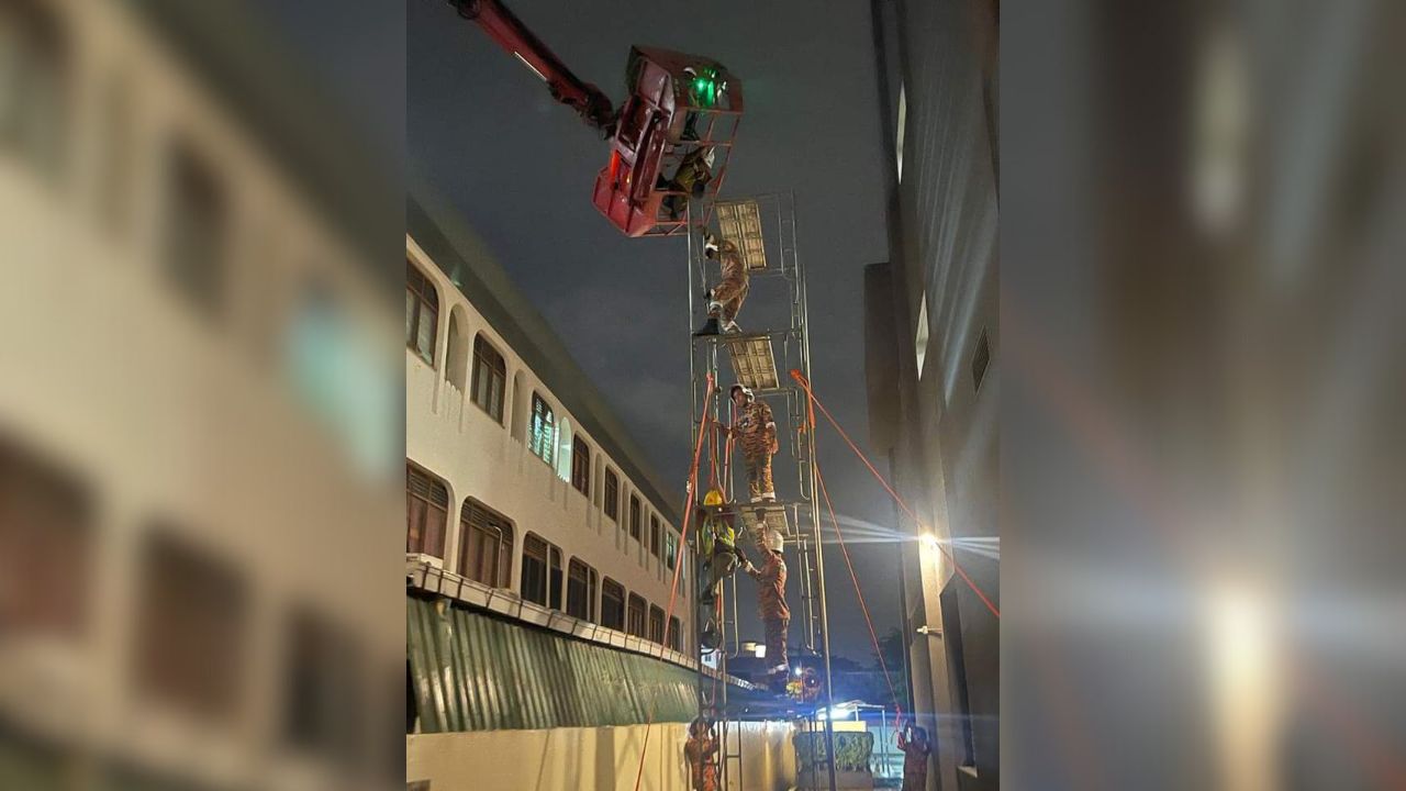 Tiga subkontraktor terkandas atas ‘skylift’ ketika pasang papan tanda