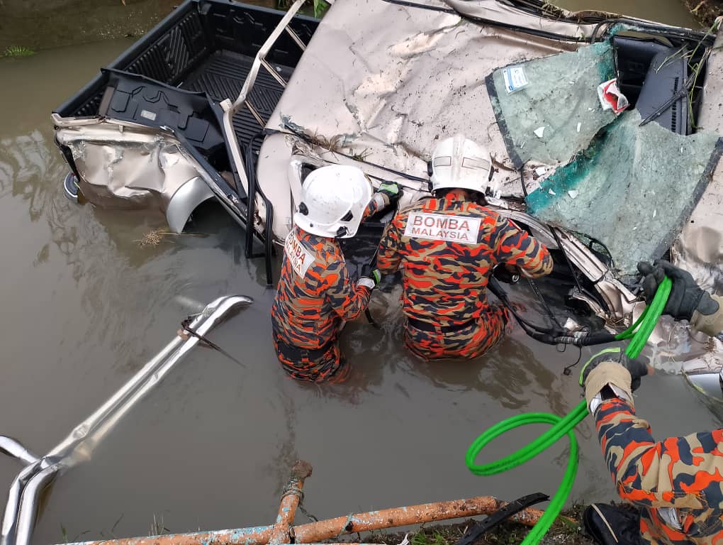 Kereta terbabas, pemandu maut tersepit di tempat duduk