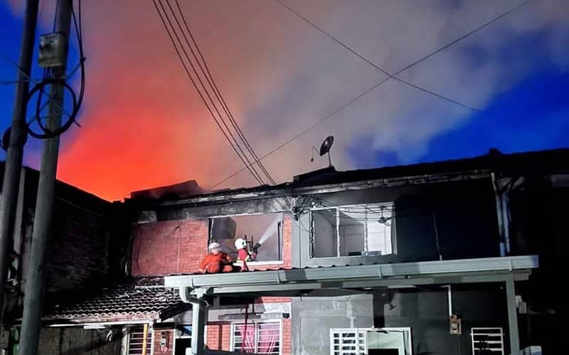 Lima rumah teres dijilat api di Lahad Datu