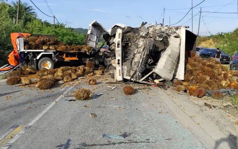 Dua lelaki cedera, dua lori sawit bertembung di Check Point Simpang Beluran