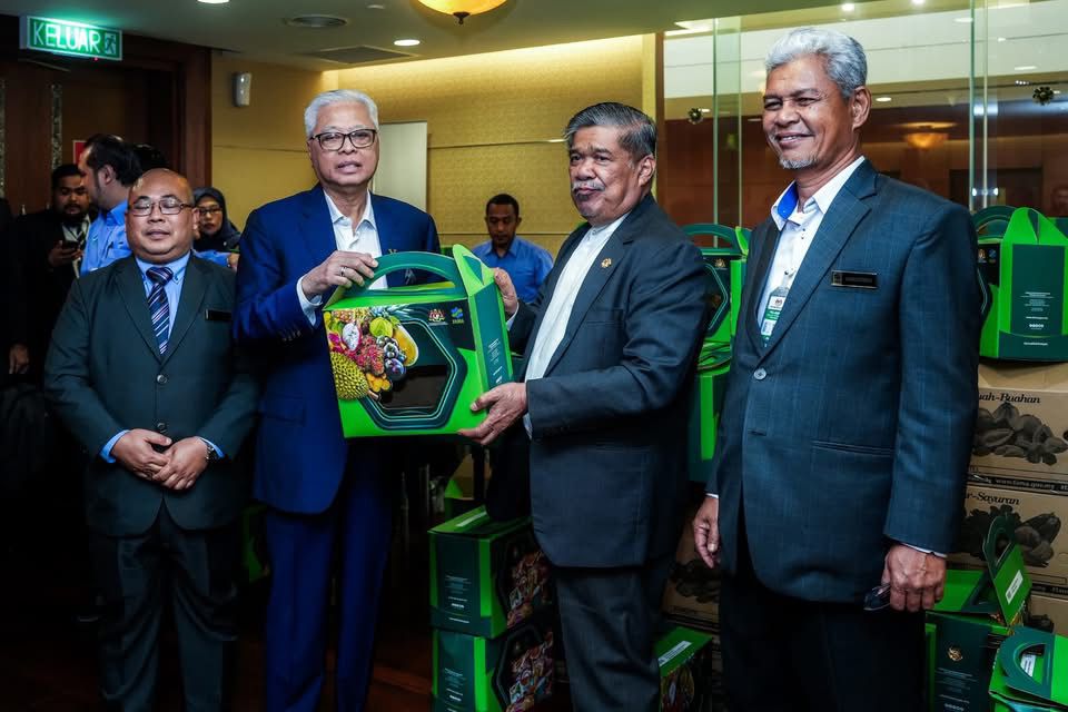 Mat Sabu hadiah durian kepada ahli Parlimen