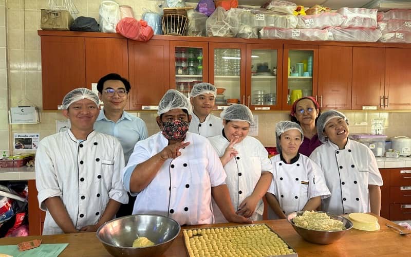 Belajar guna gambar, pelatih OKU berjaya hasilkan biskut sempena Krismas