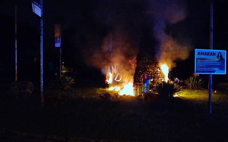 Pokok hiasan Krismas terbakar