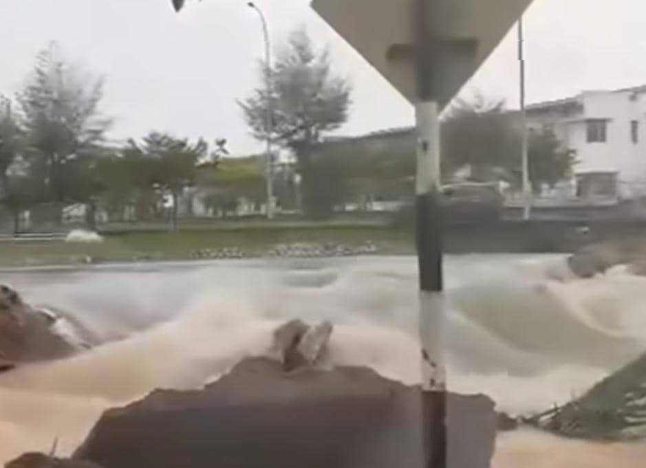 Kolam takungan hujan pecah, banjir di Saujana Utama