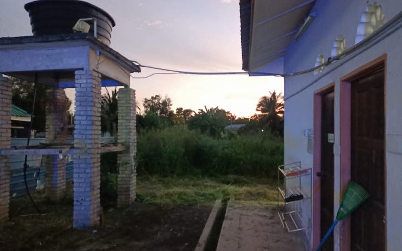 Bayi lelaki masih hidup ditinggal dalam semak dekat surau