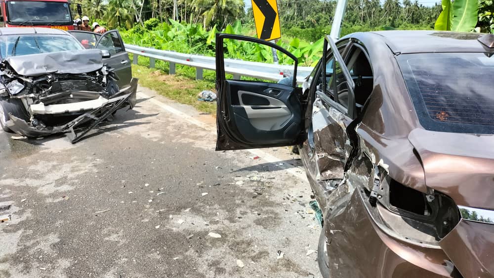 Pemandu tersepit, enam mangsa cedera kemalangan di Kampung Terasi Asajaya