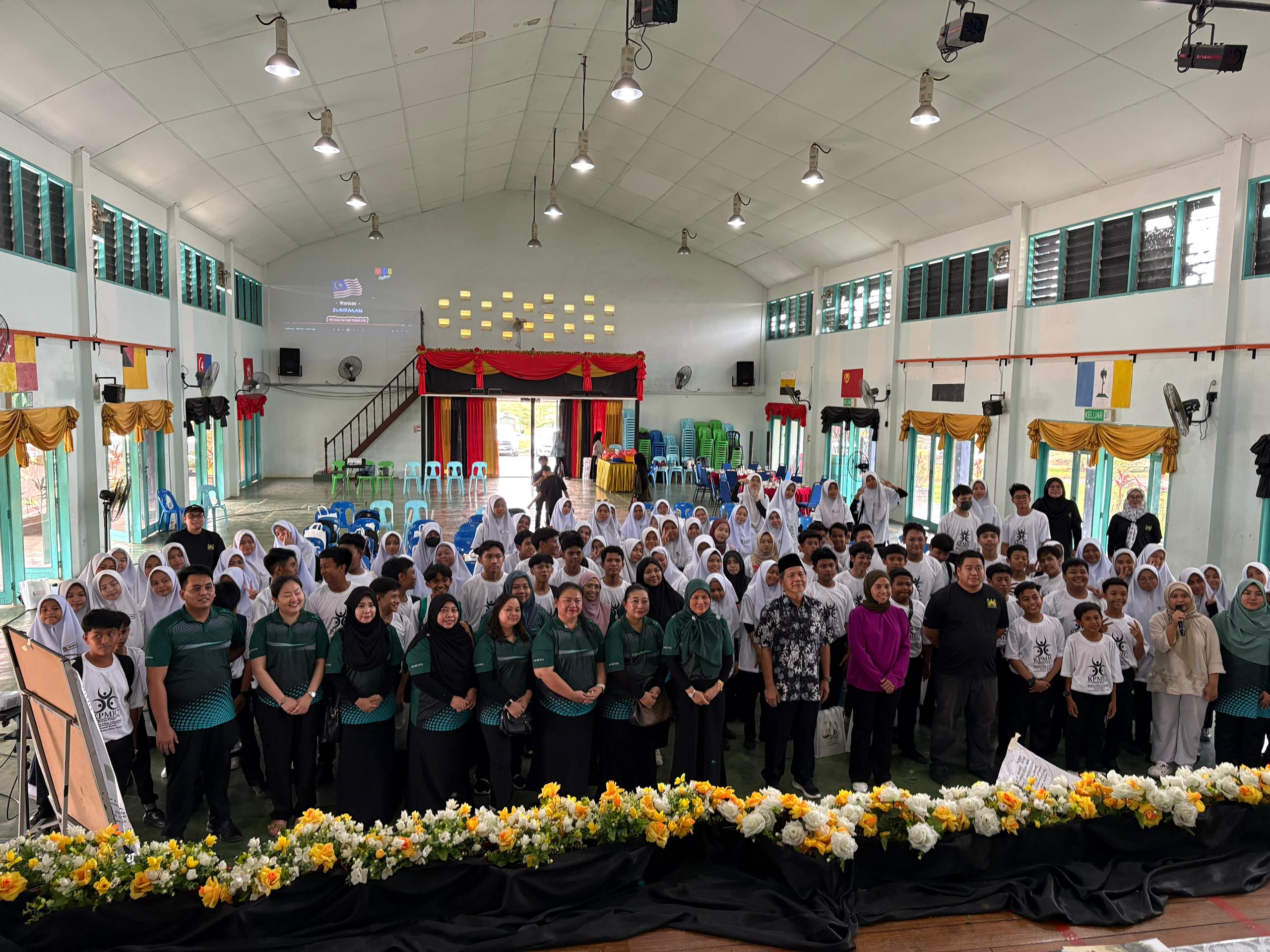 Semarakkan semangat pelajar Melayu Sarawak cemerlang dalam bidang akademik