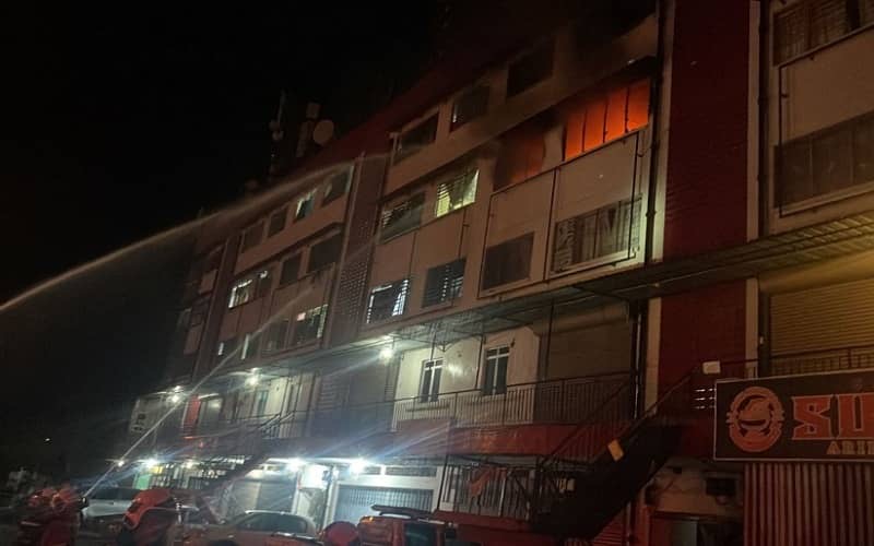 Dua anggota bomba cedera terkena renjatan elektrik ketika padam kebakaran