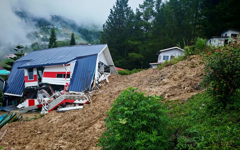 Rumah inap desa rosak teruk akibat tanah runtuh di Kundasang