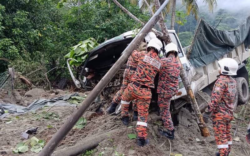 Pemandu maut lori pasir 10 tan terbabas