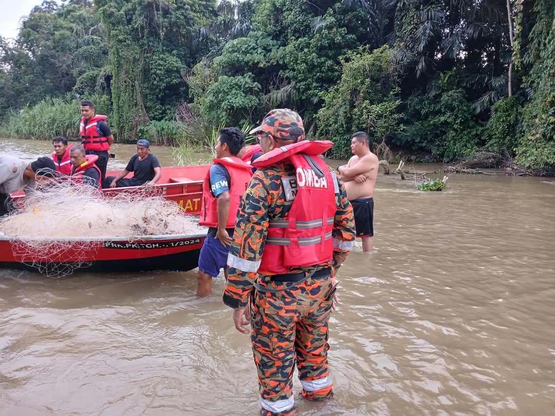 Dua remaja lelaki dikhuatiri lemas ketika cuba ambil bola jatuh ke sungai