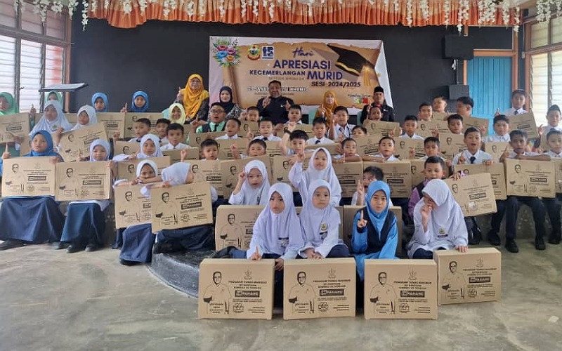 Pelajar Felda Jengka 24 terima sumbangan IM Pahang
