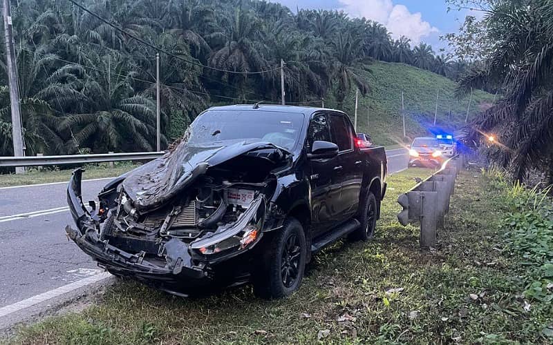 Wanita sarat mengandung dirawat di zon kuning hospital, kenderaan dinaiki dihempap kayu balak