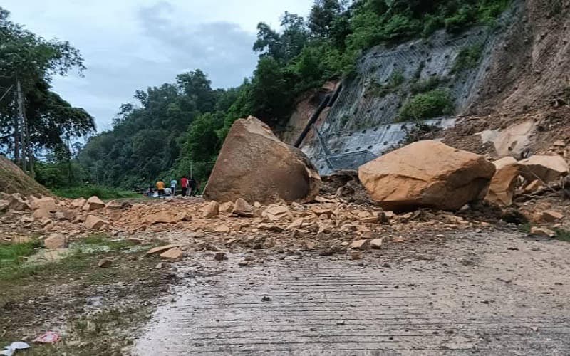 Bongkah batu halang laluan di Kg Gas, Sandakan