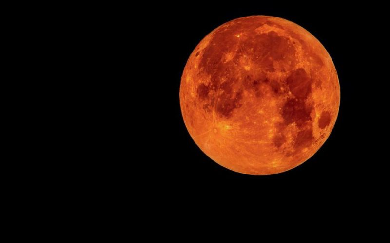 Betul ke hari ini ada fenomena gerhana bulan penuh?