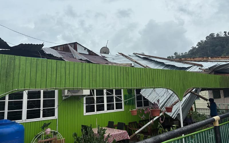 Puting beliung rosakkan tiga rumah di Kampung Sim-Sim