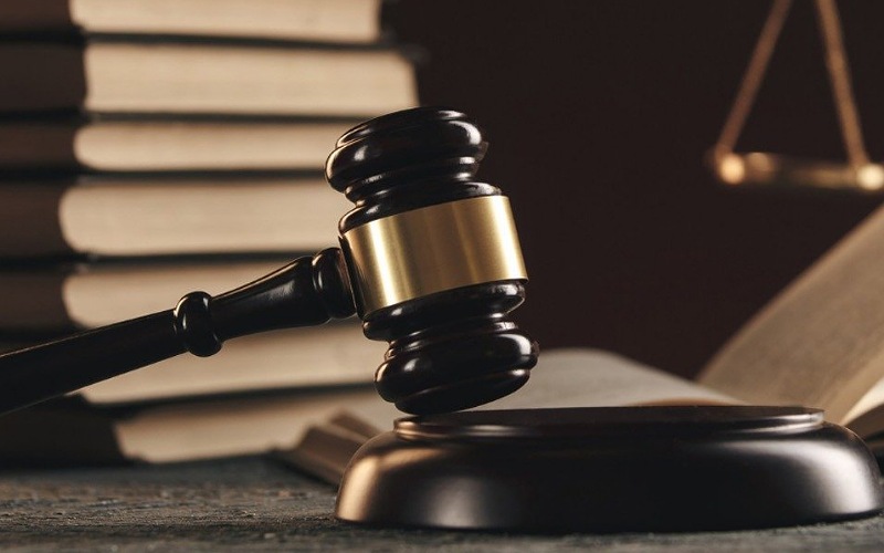 Pasangan warga emas didakwa miliki senjata api dan dadah