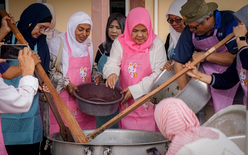 OUM Kuantan, NCWO Pahang agih lebih 1,000 bekas bubur lambuk