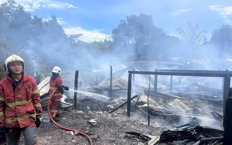 Dua rumah musnah  dijilat api di Menggatal