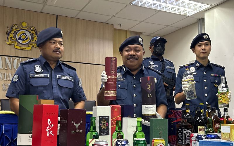 Kastam Sarawak tumpaskan sindiket penyeludupan rokok, arak bernilai RM1.6 juta