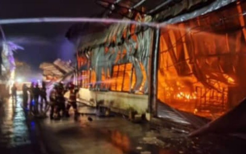 Kilang tilam, kitar semula musnah dijilat api