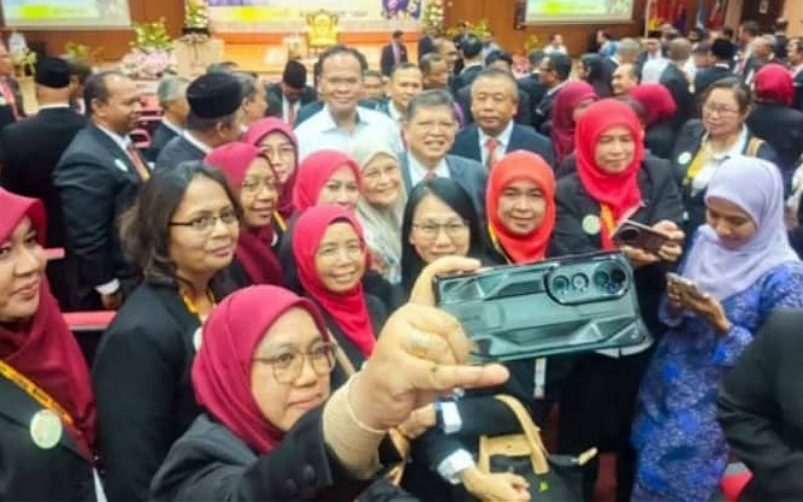 Dari anak penoreh menjadi Speaker Dewan Rakyat, Johari hargai jasa guru