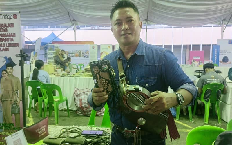 Dari minat ke sentuhan eksklusif, jahitan kulit sumber rezeki utama Zakaria