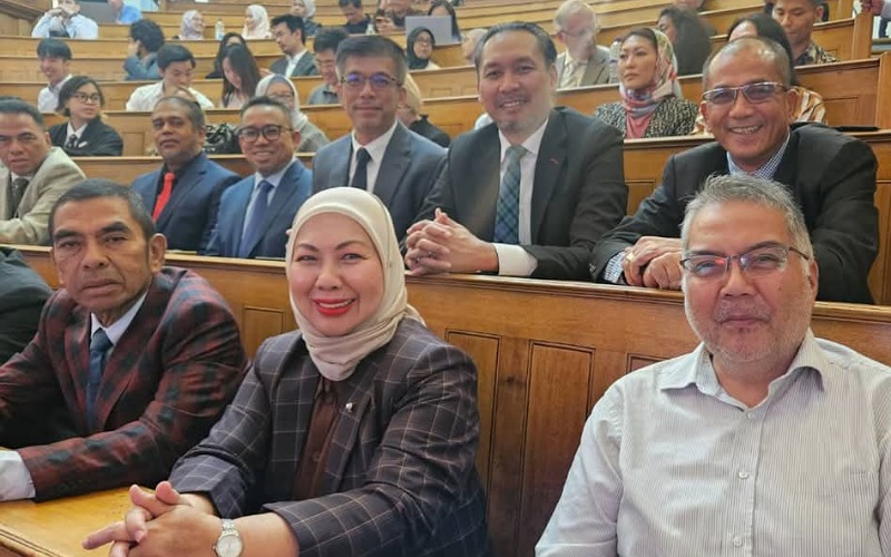 Lawatan UK bersama Zahid guna dana sendiri, bukan duit kerajaan – MKT UMNO