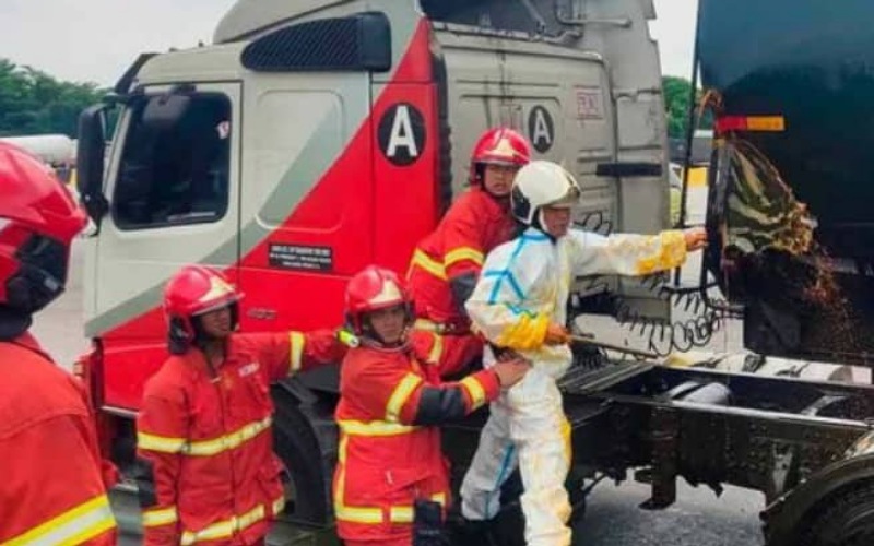 Lori tangki langgar penghadang besi, 500 liter minyak sawit banjiri jalan
