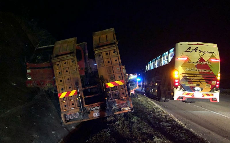 13 pelajar UMPSA selamat, bas dinaiki rempuh belakang treler