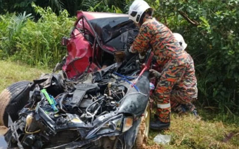 Dua maut kereta dilanggar lori
